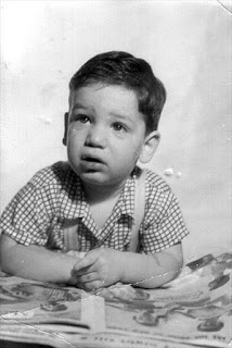 This is a picture of Howard Schultz as a child (http://enterprenewstarbucks.blogspot.com/ ())